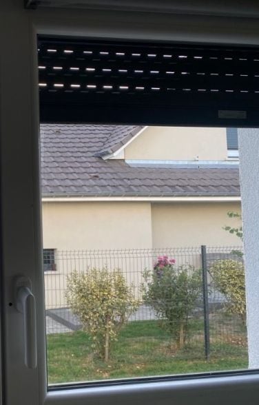 Même fenêtre après nettoyage : vitre limpide, vue nette