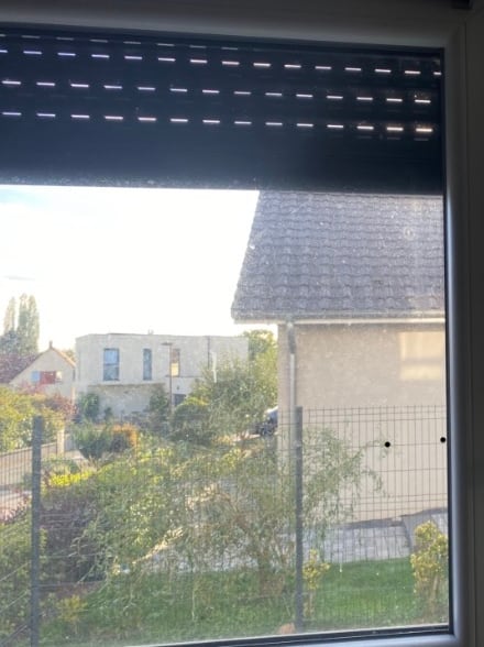 Fenêtre avant nettoyage : vitre voilée et tachée