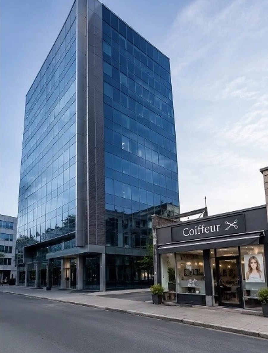 Immeuble de bureaux en verre et salon de coiffure à grande vitrine